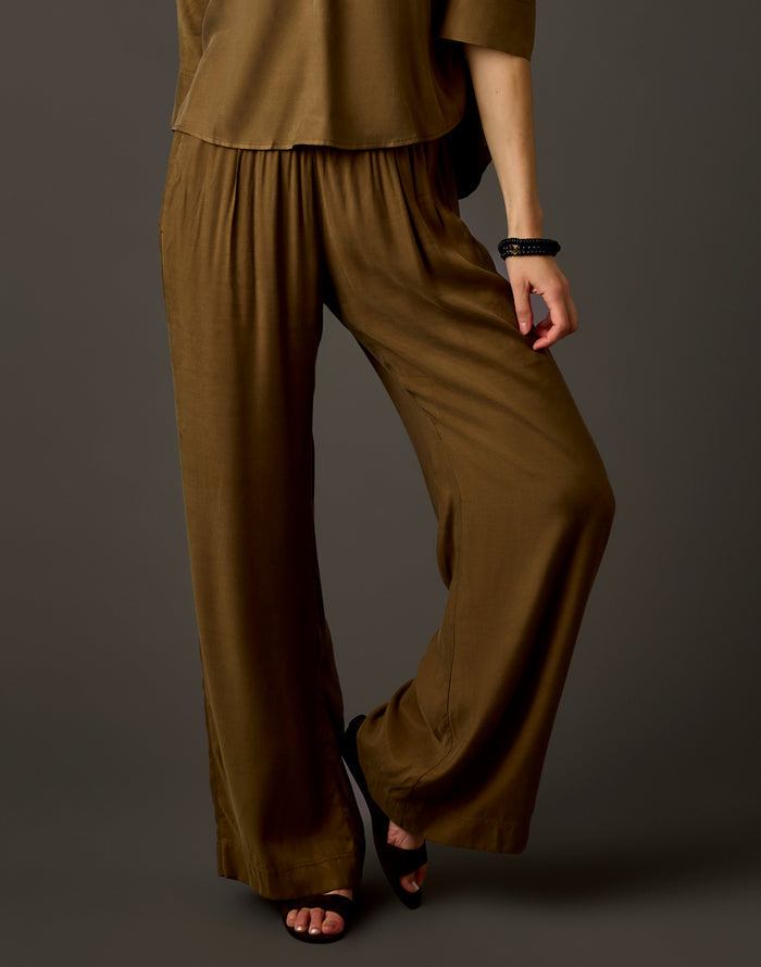 Tia Kindsilk Pant: Teak